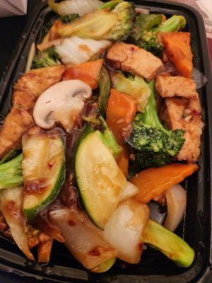 Vegetable delight with garlic sauce and tofu