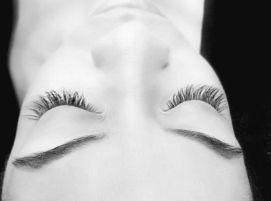 A beautiful full set of classic silk eyelash extensions