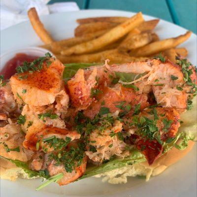 Warm lobster roll