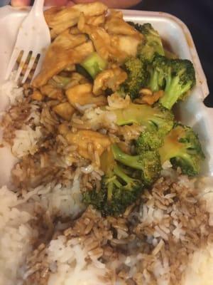 Chicken with broccoli in garlic sauce is very good