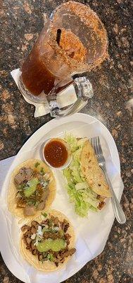 una lengua, un pastor y un "crispy" pollo asado