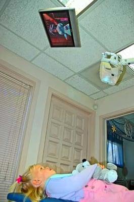 Children watch movies on the ceiling.