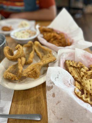 Waffle fries, catfish, shrimp and coleslaw... Yummy yummy!