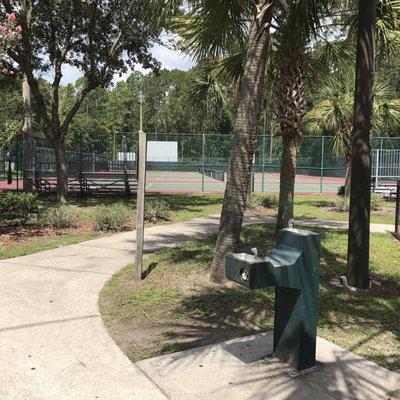 Water fountain and view of the tennis court