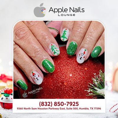 Spread holiday cheer with our ready-to-wear green nail art featuring adorable snowmen, adding a festive touch of whimsy to your Christmas lo