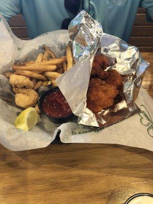 Boneless chicken wings (mild sauce) and shrimp with fries