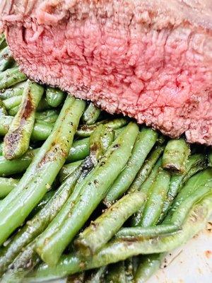 Filet mignon medium rare and green beans