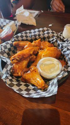 Hot sweet Chicken wings and blue cheese