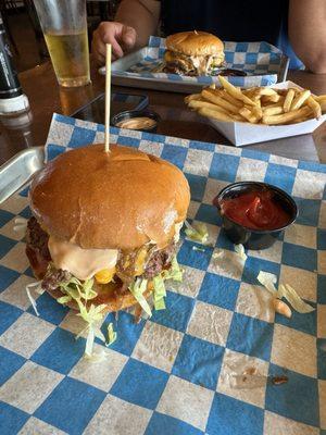 Single cheeseburger add lettuce and tomato