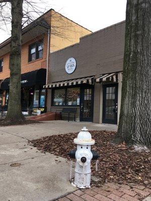 Exterior facade ... (note cute fire hydrant out front) ...