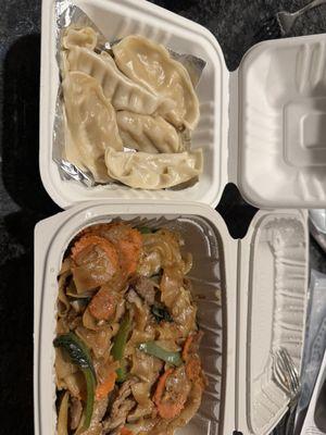 5 steamed dumplings.  10$ with virtually no dipping sauce.  After tip my dinner cost almost 40$ and I will still be hungry.