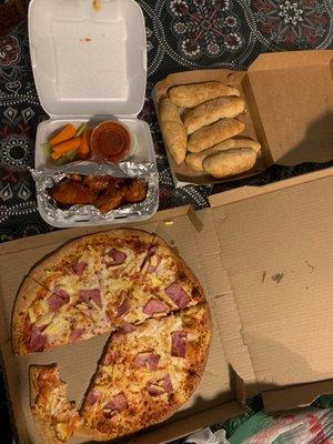 12 piece buffalo wings medium hawaiana and breadsticks yum