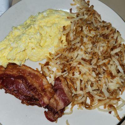 Scrambled eggs with bacon and hash browns