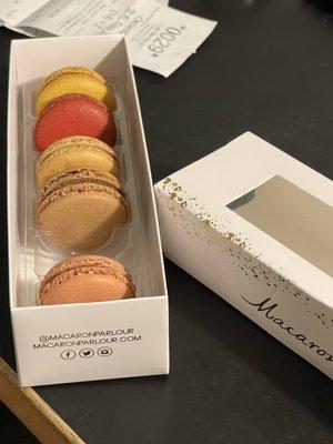 Box of 6 Macarons Mix Em Up