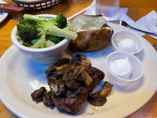 Dallas fillet w/ mushrooms, baked potatoe & broccoli