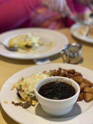 Do you see that half of an omelette sitting on the plate by its lonesome? That's the way my food was delivered.