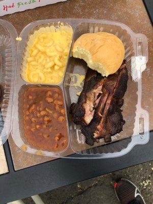 Spare ribs plate with Mac & cheese and baked beans