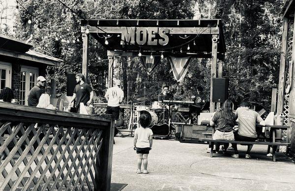 Moe's is a wonderful place to sit and relax and eat. Great food, music, drink, and people.