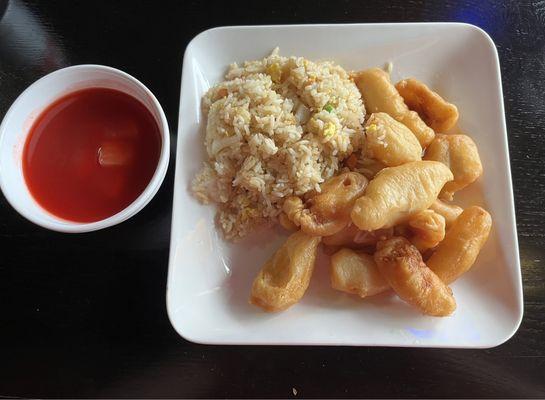 Lunch special (valid on weekends too) - sweet and sour chicken