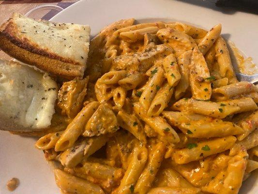 Penne vodka with chicken and garlic cheese bread!