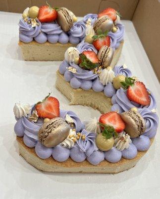 Vanilla cake, buttercream, icing, lemon-flavored macaroon with fresh strawberries