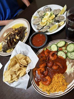 Camarones a la diabla, mojarra frita, ostiones en su concha