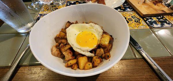 Sunny side egg, potatoes and pork