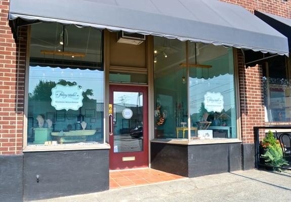 Sweet little storefront next to Frank's on NE 55th - great for weekend brunch and shopping!