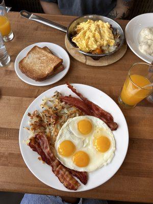 The Meaty Skillet & 2 Eggs with Bacon & Hashbrowns