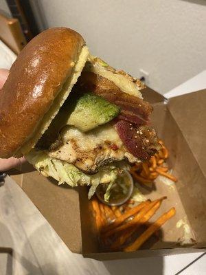 Burger (chicken bacon and avocado)