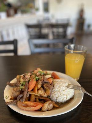 Súper Excelente Food The Saltado Special yummy   Papa a la huanacaina Rico Good prices and Fresh  I Recommend this Peruvian Restaurant