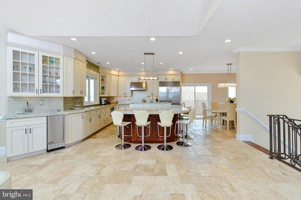 Spacious kitchen and dining space, ideal for entertaining. MDWO118316