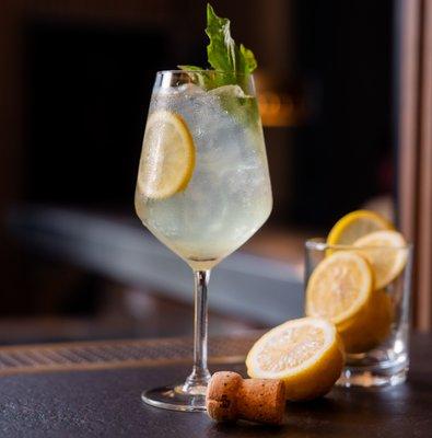 Refreshing Limoncello Spritz