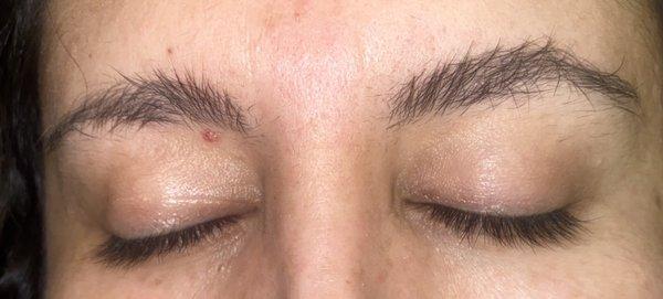 Eyebrows before wax and shaping