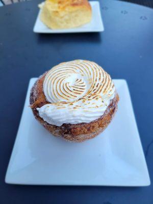 caramel cream cruffin