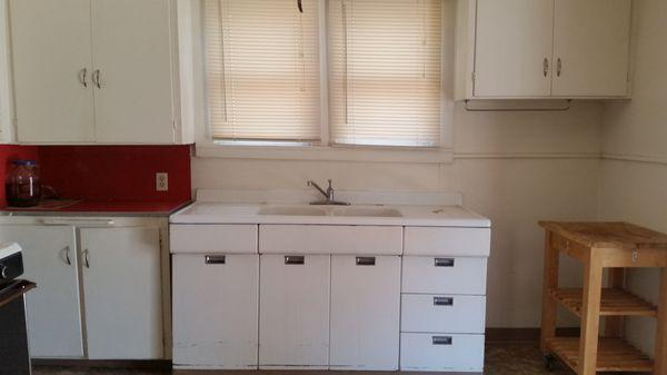 Floor in kitchen is slanted. You can tell from windows in pic.