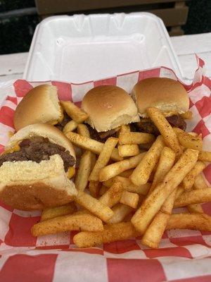 "Bacon and Cheese" sliders with seasoned fries