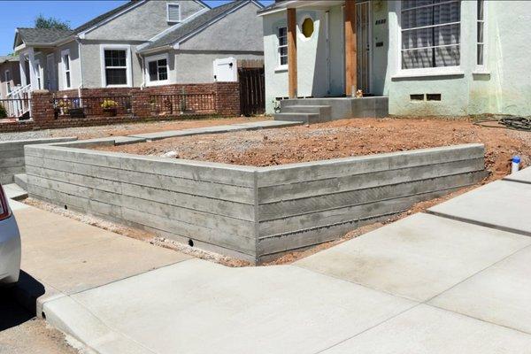 Concrete retaining wall