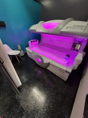 This is our Q18 bronzing bed. With facial and shoulder tanners