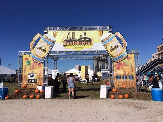 Beautiful day in downtown, Jacksonville ! #JAXtoberfest #onlyinjax #ilovejax #iwantaBUZZ