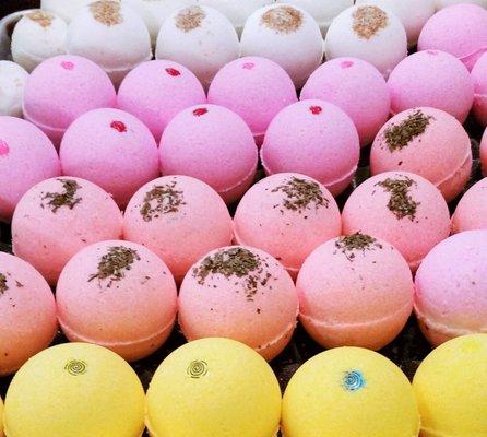 Bathbombs to feed your skin!