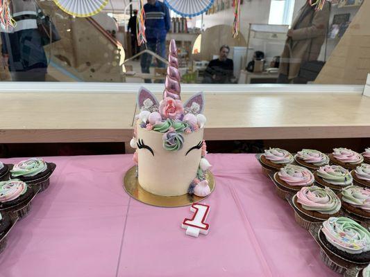 Unicorn "smash" cake