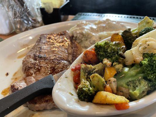 12 oz New York Steak w/ mashed potatoes & dinner veg