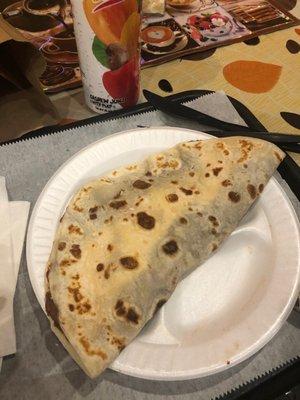 Baleada con todo , frijoles , huevo, aguacate,  queso y mantequilla.