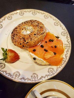 Smoked salmon bagel