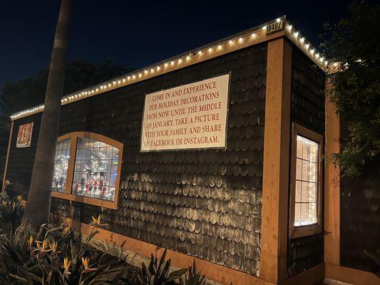 GULLIVER'S Restaurant, Irvine, CA!  All Decked Out for the Happy Holidays!  It's the Most Wonderful Time of the Year!  (12/8/2023 Visit)