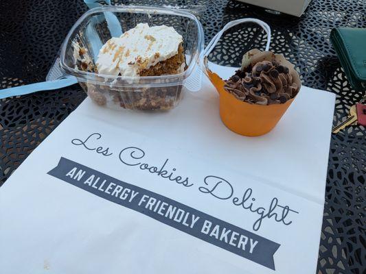 Carrot cake slice and chocolate cupcake on a Les Cookies Delight bag