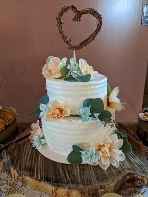 Wedding cake with flowers! Beautiful touch!