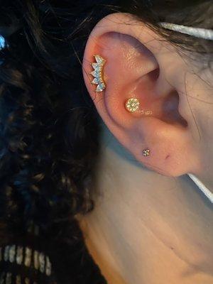 Kiwi Diamond "Opis" in the upper helix, Anatometal "Diane" in the conch, & a 4bead cluster in the 2nd lobe