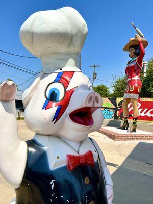 Stella & Buck Atom! Fun stop on a walking tour of Tulsa's The Pearl District. August 2024